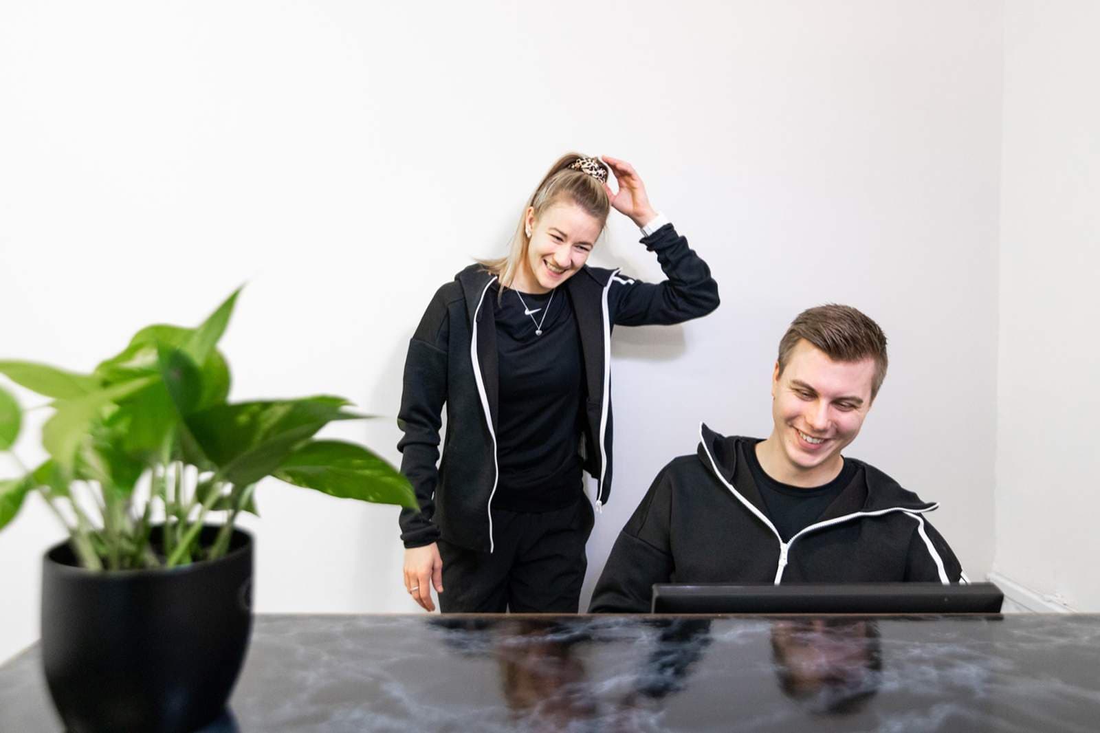 Jenna-Riina ja Sami Lehtonen Hierontatiimin vastaanotolla